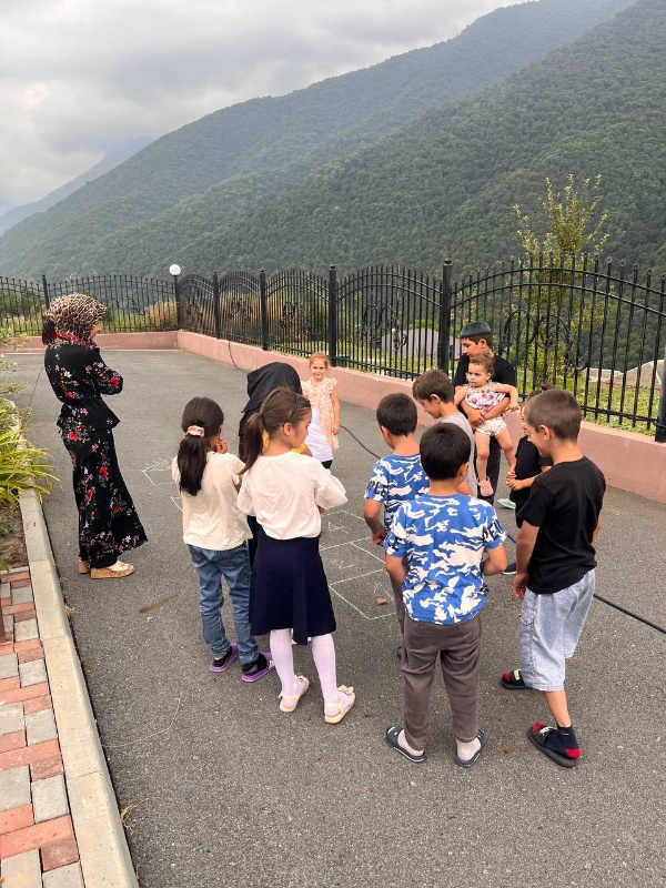 День коренных народов России: праздничная игровая программа в Доме культуры.

В субботу, 9 августа 2025 года, работники Дома культуры с.п. Джейрах организовали увлекательную игровую программу, посвященную празднованию Дня коренных народов России.