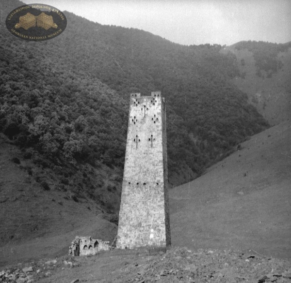 Центральный государственный исторический музей Грузии передал историкам "АСМ Групп" фотографии середины XX века, запечатлевшие Башенный комплекс Бялган в горной Ингушетии.