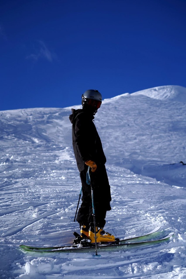 «Эльбрус» принимает сильнейших фрирайдеров на своих склонах.

25-29 марта сеть магазинов АльпИндустрия проведёт финальный этап соревнований Freeride World Qualifier в России. Три звезды — это более сложный рельеф, чем на 1 и 2 звёздах, а райдеры получают больше баллов для отбора на международные соревнования, Freeride World Tour.

На «Эльбрусе» перед соревнованиями прошла подготовительная тренировка братьев Марата и Кайсына Узденовых.