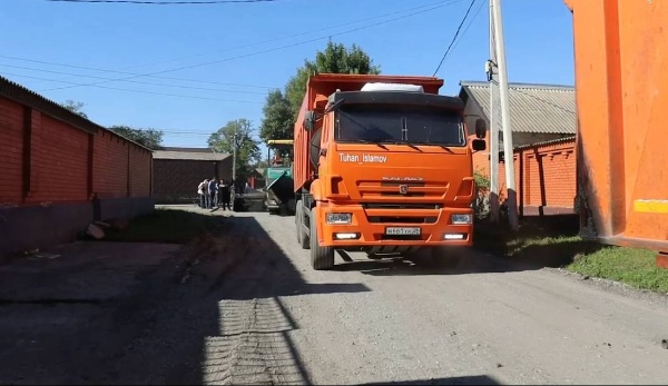Major repairs have begun on Iski-Lorsa Street in Nazran.

Work has started on resurfacing a 900-meter section of the road. This project has been long awaited by residents, who have been requesting that the street be repaired for the past 10 years.

The street is home to Secondary School No. 14 and Kindergarten No. 11, as well as an important exit to the central thoroughfares—Oskanova, Magomed-Akhmed, and Zyazikova streets.

The new asphalt will improve comfort for drivers and pedestrians and provide additional safety, especially for children on their way to school.