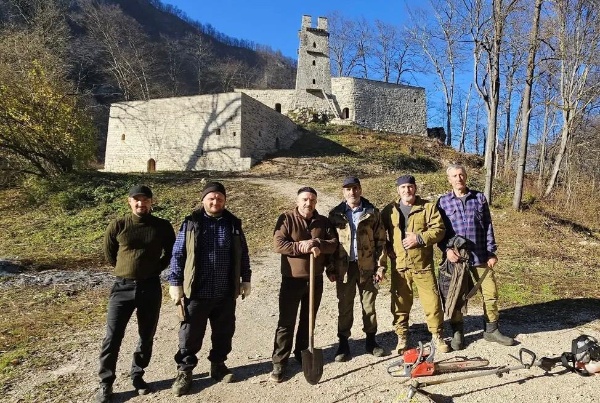 Сотрудники ГБУ «Аргунский музей-заповедник» провели субботник на территории историко-архитектруного комплекса «Ц1еча Ахк».