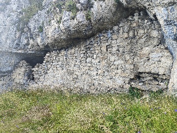 Наскальное строение №4