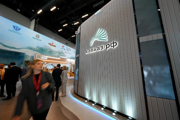 Программа льготного финансирования бизнеса от Кавказ.РФ и Сбера показала свою эффективность.

По программе фондирования малого и среднего бизнеса СКФО заключено 200 кредитных соглашений на общую сумму 7,5 млрд рублей. Из них 1,5 млрд рублей зафондировано за счет Кавказ.РФ. Общая стоимость реализуемых проектов при поддержке программы превысила 18,4 млрд рублей.

«Несмотря на ранее действовавшую повышенную ключевую ставку почти полностью исчерпан лимит финансирования по этой программе, стартовавшей в декабре 2022 года. В рамках соглашения Сбер получил фондирование от Кавказ.РФ в размере 1,5 млрд рублей для выдачи инвестиционных и оборотных кредитов субъектам МСП СКФО. Общая сумма кредитования, предусмотренная договором, составляет 8 млрд рублей», - рассказывает первый заместитель гендиректора Кавказ.РФ Андрей Цемахович.

«Наша совместная с Кавказ.РФ уникальная программа доказала свою эффективность. Она уже помогла запуску или динамичному развитию 200 проектов малого и среднего бизнеса. Мы в Юго-Западном Сбербанке предоставили льготное кредитование на 7,5 млрд рублей. На старте в программу входили только компании, работающие в республиках Кавказа. В 2024 году мы расширили доступ к ней и бизнесу Ставрополья: многие предприниматели края давно работают или готовы войти с прорывными инвестпроектами в соседние регионы Кавказа. И этой возможностью воспользовались 17 бизнес-проектов ставропольского бизнеса. Наша программа льготного кредитования стала значимым драйвером роста всего инвестпотенциала Кавказа, т.к. поддержка бизнеса даёт мультипликативный эффект роста десятков отраслей и направлений, повышает привлекательность территорий для инвесторов, помогает росту качества жизни миллионов людей», - прокомментировал Председатель Юго-Западного банка Сбербанка Анатолий Песенников.

Возможностью льготного финансирования воспользовались предприниматели из всех семи субъектов СКФО. Самыми активными были Северная Осетия (66 льготных кредитов), Кабардино-Балкария (44 льготных кредита) и Дагестан (43 льготных кредита). При этом, самые крупные проекты (общей стоимостью свыше 7 млрд рублей) с участием программы фондирования реализуются в Ингушетии. Отрасли кредитования по данной программе являются ключевыми сферами раскрытия экономического потенциала макрорегиона - это агропром, туризм, строительство, сферы производства и услуг.

«Снижение ключевой ставки Центрального Банка РФ в июле 2025 года напрямую повлияло на уменьшение ставки по кредитам, выдаваемым в рамках программы фондирования. Это делает данный инструмент еще более доступным и выгодным для предпринимателей СКФО, открывая новые возможности для развития бизнеса в регионе», - отмечает Андрей Цемахович.