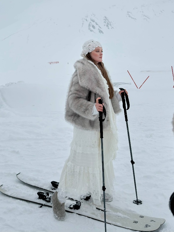 На Мамисоне прошёл первый мастер-класс «Мастерской медленной жизни» — съемка  концептуальной фотографии с Радой Садыговой. 

Собрались 20 участников из Владикавказа, Нальчика, Пятигорска, Грозного, Махачкалы и даже Санкт-Петербурга. 

У каждого был свой маршрут к горам и фотографии.
Татьяна из Петербурга приехала в свой день рождения — ради нового опыта. Гульшат с мужем: он кататься, а она выдохнуть. 

Среди участников — и профессиональные фотографы, и те, кто снимает только на телефон. Объединило одно — желание видеть и чувствовать больше.

«Перезагрузка, замедление и творческий заряд — всё случилось. Когда фотографируешь, ты будто вне времени», — делятся участники.

Мощный старт — и это только начало. Мастерские будут проходить каждую субботу: зины, наброски, литературные встречи — всё про внимание и процесс.
