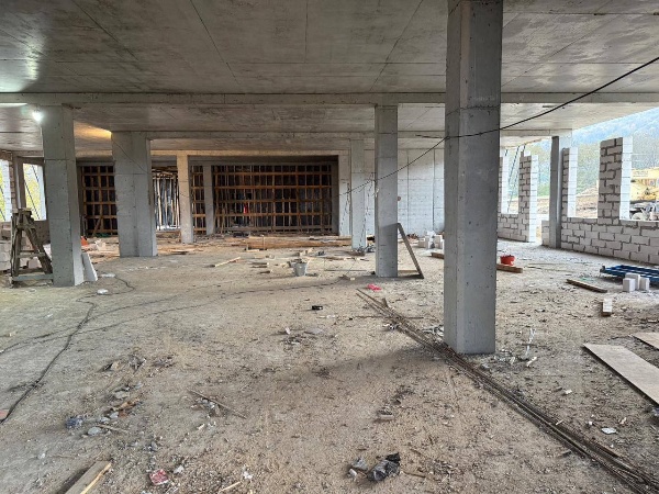 В с.п. Галашки продолжается строительство школы-интерната на 120 мест.

На объекте строители ведут следующие работы: монтаж железобетонного каркаса, кладку стен из газоблоков и кирпича, подготовку основания спортивной площадки.

На объекте задействованы около 40 человек и 6 единиц техники.

О проекте:
Строительство начато в марте 2024 года. Сметная стоимость — 494 млн рублей. В здании расположатся учебные классы, спортивный и актовый залы, музей, медицинский блок, библиотека и жилые комнаты.