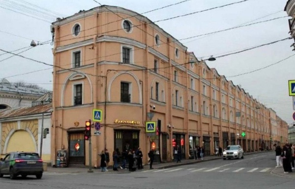 "Малый Гостиный двор, Новая Банковская линия" на набережной канала Грибоедова, 28/1 в Петербурге обрел статус регионального памятника.

Здание является продолжением Малого Гостиного двора, который занимает квартал, ограниченный Мучным, Банковскими переулками, Садовой улицей и набережной канала Грибоедова. Участок сохранил свои границы, сформировавшиеся в 1798-1800 годы.

Торговля на этой территории началась с 1736 года после перемещения сюда Морского рынка. После пожара в мае 1782 года Морской рынок был закрыт, и в конце XVIII века здесь по просьбе купцов строится двухэтажное на подвалах здание, состоящее из 35 лавок. К середине XIX века здание перестало отвечать современным требованиям и в 1861 году архитектор Н.Гребенка при участии Э.Юргенса и М.Вебеля разрабатывает проект реконструкции здания, предусматривающий его надстройку до четырех этажей.

В середине 1950-х годов здание было реконструировано: его внешний облик приведен к единообразию, изменено декоративно-художественное оформление фасадов и конфигурация крыши.

По материалам КГИОП СПб.