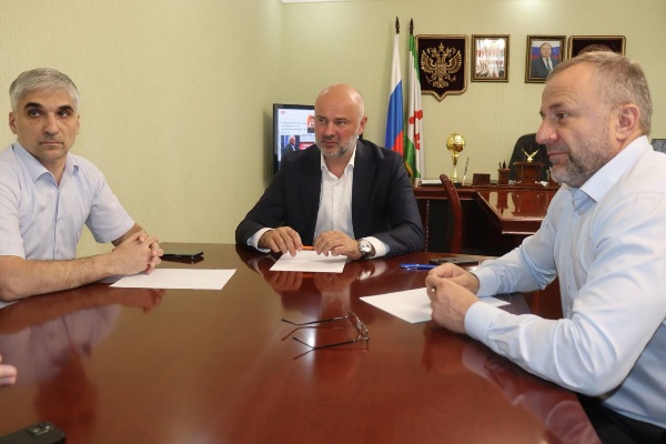 Бюджет Назрани вырос на 25 млн рублей благодаря увеличению налоговых поступлений. 

Глава города Руслан Оздоев провел совещание по итогам сбора налогов за 2025 год. Вместе с начальником финансового управления Багаудином Халухаевым, заместителем главы администрации Миланой Мархиевой и начальником экономического отдела Магомедом Газдиевым они обсудили достигнутые результаты.

Багаудин Халухаев доложил о росте налоговых платежей на 25 млн рублей по сравнению с 2024 годом. Основной прирост обеспечен за счет улучшения собираемости налогов и постановки на учет ранее незарегистрированных лиц. Это позволит городу решать важные задачи, включая погашение кредиторской задолженности.

Руслан Оздоев поблагодарил всех причастных за проделанную работу, отметив вклад налоговой службы и городской прокуратуры. 

На совещании подчеркнули важность прозрачности и эффективной коммуникации между учреждениями, бизнесом и населением. 

В планах – улучшение учета налогов, внедрение новых инструментов контроля и информирования населения.