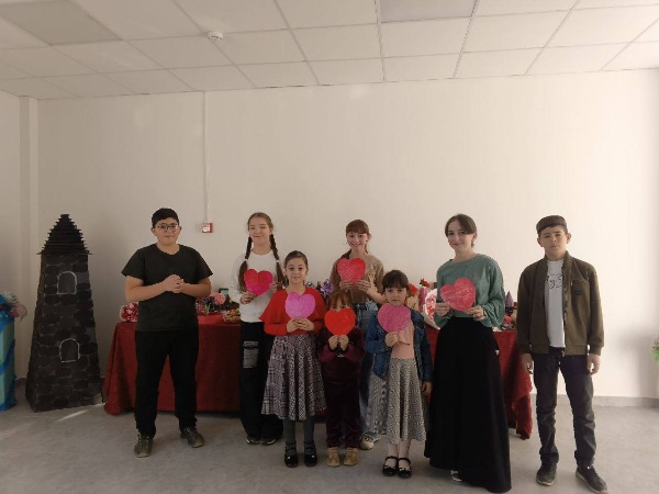 29 ноября в Доме культуры сельского поселения Джейрах прошёл праздник, посвящённый Дню Матери.

В последнее воскресенье ноября отмечается один из самых добрых и душевных праздников "День матери". День матери - это тёплый и сердечный праздник. Он направлен на то, чтобы улучшить микроклимат в семьях, воспитание и уважение, бережное отношение и желание помочь самому дорогому человеку-маме.