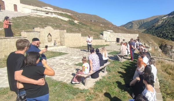 The excursion to the village of Khoi allowed participants to get acquainted with one of Chechnya's most significant historical and cultural sites. Guests viewed the tower complexes, learned about their purpose and history, and enjoyed the mountain scenery. The trip was an important experience and broadened their knowledge of the region's heritage.