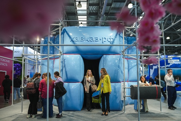 Северный Кавказ представит на МИТТ летний сезон, минеральную воду и дискуссию о концептуальном курорте будущего.

Институт развития Кавказ.РФ опубличил программу участия в одной из главных туристских выставок столицы. Вместо привычной экспозиции горных курортов компания заявит о себе как производителе минеральной воды «Славяновская» и инициирует разговор об экономике концептуального курорта. Якорные проекты компании — курорты «Эльбрус» и «Мамисон» — тоже будут. Летний сезон в горах представят в виде интерактивного мудборда, где гости смогут поделиться собственными планами на теплое время года.

«Как выделиться в большом потоке информационного шума? Этот вопрос задаем себе уже давно. В прошлом году мы ответили на него огромным стендом-пуховиком, где внутри можно было замедлиться и отдохнуть от суеты. В этот раз все наши активности — это не монолог, а диалог с посетителем. Где-то переходящий в онлайн, где-то в размышление о собственной идентичности. На панельной сессии вместе с друзьями по проектам и рынку мы попробуем оцифровать ту самую «концептуальность». Понять, как сильная концепция влияет на бизнес-показатели», — говорит Андрей Юмшанов, генеральный директор Кавказ.РФ и один из спикеров грядущей сессии.

Модератором диалога будет искусствовед Александра Плотникова. К участию приглашены главы крупных и нишевых туристских проектов таких как «Мантера», «Манжерок», сетей Cosmos Hotel Group и «Азимут», а также лидеры мнений Александра Федорова (Новый русский) и концепт-шеф Иван Дубков.