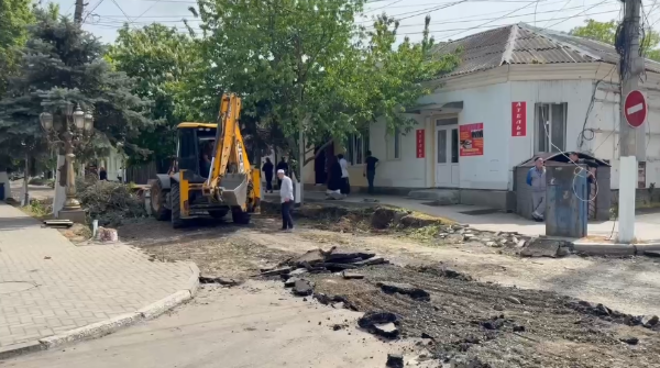 В Сунже началось обновление улицы Осканова.

Работы ведутся в рамках федерального проекта «Формирование комфортной городской среды» нацпроекта «Инфраструктура для жизни». Именно эту территорию жители выбрали во время рейтингового голосования в прошлом году.

Сейчас на участке идут подготовительные работы: демонтируется старое асфальтовое покрытие, выравнивается основание дороги, проводится подготовка к укладке нового асфальта.  

Проект также включает: установку современного уличного освещения, обновление дорожной инфраструктуры и установку бордюрного камня. 

Кроме того, на территории проводится санитарная обрезка зеленых насаждений для обеспечения безопасности и улучшения внешнего облика улицы.

Завершить благоустройство планируется до конца июня. 