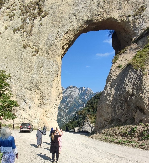Провели увлекательную экскурсию по самым красивым местам горной Чечни.
Участники посетили озеро Галанчож — одно из самых живописных в республике. В Пешха гости познакомились с комплексом Шамсудина, а затем отправились к месту, которое называется «каменное войско».

Поездка получилась насыщенной и интересной: красивые виды, легенды, новые знакомства и множество фотографий.