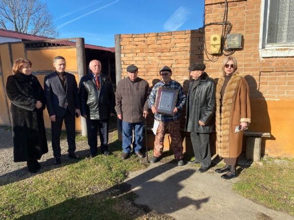 В Сурх- Дигоре сегодня вручили долгожителям села сертификаты  Книги рекордов России и единовременные выплаты от главы республики. 

5 июля Сурх-Дигора попала в Книгу рекордов России за "Наибольшее количество одновременно живущих долгожителей в одном селе в России", став единственным селом в России, которое трижды внесено в реестр достижений.

Инициатором  занесения долгожителей Сурх-Дигоры в Книгу рекордов России и единовременных выплат от главы республики стал заместитель главы Сурх-Дигорского сельского поселения Олег Марзоев.