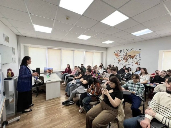 В ПГУ прошла встреча студентов с Надеждой Никаноровной Кузнецовой - практикующим гидом-переводчиком, единственным аттестованным специалистом по китайскому языку в своём направлении.

Мероприятие организовали кафедра туризма и индустрии гостеприимства и кафедра восточных языков и культур совместно с туристической компанией «Ладья».

Студенты направлений «СПСТЭД», «Туризм» и «Гостиничное дело» узнали об особенностях работы с китайскими туристами, разобрали реальные профессиональные ситуации и обсудили, почему для успешной работы гиду-переводчику недостаточно просто знать язык – важно понимать культурные традиции и менталитет гостей.

Такие встречи помогают студентам познакомиться с профессией изнутри и подготовиться к реальным задачам будущей работы