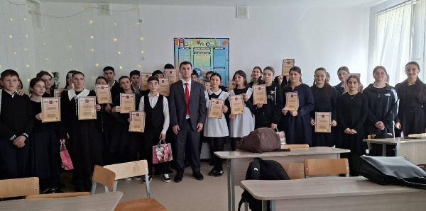 Депутат Молодёжного Парламента РСО-А от Ирафского района Астемир Тавасиев провёл для обучающихся средней образовательной школы с. Лескен им. С.К. Караева два мероприятия: просветительскую лекцию о выдающихся уроженцах Осетии, а также интерактивную викторину по истории Осетии. 

Таким образом, через живую лекцию и увлекательную викторину школьники смогли по-новому взглянуть на историческое наследие Осетии.