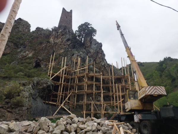 At the unique Vovnushki Tower Complex in mountainous Ingushetia, work has begun installing temporary scaffolding to clear and reinforce the rocky foundation on which the complex's combat and residential towers, as well as crypts, are located.