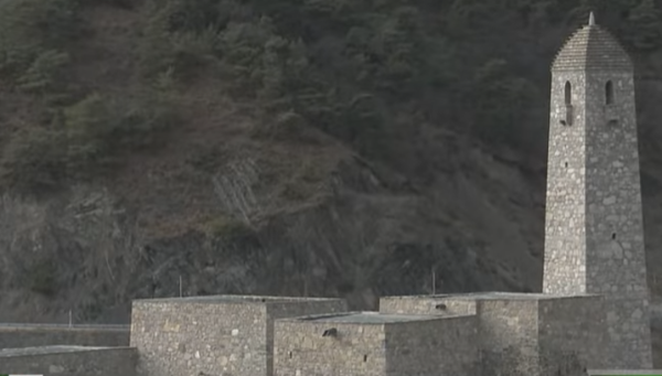 Практически уже в самом конце года прошла неофициальная сдача после реставрации Башенного комплекса "Эбан" в горной Ингушетии. Боевая и жилые башни, а также склепы и оборонительная стена воссозданы и отреставрированы при полной поддержке Благотворительного фонда "САФМАР" по комплексному проекту "АСМ Групп" силами компании "МК Рест-Строй".