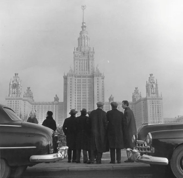 Архивные фото строительства главного здания Московского государственного университета на Воробьевых горах. Самое высокое здание столицы строилось с 1949 года, а торжественное открытие состоялось 01 сентября 1953 года.

Сегодня полным ходом идут реставрационные работы по фасадам МГУ по согласованному весной совместному проекту "АСМ Групп" и "Тектоника".
