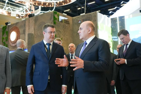 Туризм в СКФО в 4 раза превысил среднероссийский в 2025 году

В прошлом году спрос на туристические поездки в Северо-Кавказский федеральный округ рос в четыре раза быстрее, чем в среднем по стране. Эти цифры прозвучали на Кавказском инвестиционном форуме в Минеральных Водах, где Минэкономразвития России представило итоги развития туризма в регионе в рамках национального проекта «Туризм и гостеприимство». СКФО принял 3,6 млн туристов — это на 8,5% больше, чем годом ранее. Для сравнения, общероссийский рост турпотока составил 2,2%. Самые высокие темпы показали Чечня (+35%), а также Северная Осетия и Карачаево-Черкесия (по +20%). В Дагестане после досчёта показателей зафиксирован рост в 11%. Что касается зимнего сезона — с ноября по март, — то, по оперативным данным министерства, округ уверенно превысил планку прошлого года: совершено 1,1 млн поездок, что на 19% больше. Драйвером роста выступил горнолыжный отдых, обеспечивший прибавку в 18%. В Минэкономразвития отметили, что сегодня в ряде регионов Кавказа ситуация остаётся непростой, однако подчеркнули: как только обстановка нормализуется, спрос на путешествия быстро вернётся к привычному уровню.

Выступая на форуме, министр экономического развития России Максим Решетников также рассказал о системной работе правительства по наращиванию номерного фонда.

«Поддержано строительство 2,5 тыс. номеров в модульных гостиницах — это 74 проекта с общим объёмом финансирования 3,7 млрд рублей на период 2025–2027 годов. Ещё 7,5 тыс. номеров появятся в рамках программы льготного кредитования: из 40 одобренных проектов уже введены в эксплуатацию две гостиницы в Ставропольском крае и одна в Карачаево-Черкесии (все три введены в 2024 году). Кроме того, за счёт льготного кредита строится новая канатная дорога на Домбае. В приоритете и качество номерного фонда. Как сообщил министр, в округе классификацию прошли 1,8 тыс. средств размещения, из них 70% — это новые объекты, которых раньше не было в реестре и которые вышли из тени. В рамках эксперимента в Дагестане и Ставропольском крае в реестр гостевых домов внесено более 1,5 тыс. комнат (183 объекта). Всё это напрямую работает на обеление экономики региона», - подчеркнул Решетников.

На форуме также обсуждалось развитие горнолыжных курортов. По данным Минэкономразвития, этот процесс заметно ускорился благодаря механизму особых экономических зон (ОЭЗ) и концентрации в них мер государственной поддержки. За счёт госпрограммы Кавказ.РФ только в прошлом году запущено 12 объектов инфраструктуры: горнолыжные трассы, канатные дороги, системы оснежения. Это мотивирует бизнес — в прошлом году пришло более 30 новых резидентов, чтобы построить гостиницы, рестораны и зоны отдыха. При этом курорты переходят на российские технологии. Как отметил Максим Решетников, дальнейшее развитие Эльбруса и Архыза обеспечит полностью отечественная технологическая цепочка: канатные дороги, система управления, программное обеспечение для подъёмников. Совместно с Кавказ.РФ также готовятся предложения по усилению безопасности туристов при восхождениях — в соответствии с задачами, поставленными Президентом по повышению качества и безопасности туристических услуг. Начнут с Эльбруса, одной из самых популярных и сложных точек для восхождения в стране. Планируется ввести контроль наличия проводника у группы, привлечь спасательные подразделения и обеспечить медицинское сопровождение.

Министр экономического развития России Максим Решетников заявил на форуме: «Курорты Кавказа переходят на полностью российскую технологическую цепочку. Речь идёт о канатных дорогах, системах управления и программном обеспечении для подъёмников на Эльбрусе и Архызе. Мы также готовим предложения по усилению безопасности туристов при восхождениях — начнём с Эльбруса, где введём контроль наличия проводников у групп и усилим медицинское сопровождение. Вся эта работа ведётся в рамках национального проекта "Туризм и гостеприимство", который находится на личном контроле Президента».

Отдельная часть презентации на Кавказском инвестиционном форуме была посвящена новому арт-курорту «Мамисон». Генеральный директор Кавказ.РФ Андрей Юмшанов, выступая перед участниками форума, представил итоги первого горнолыжного сезона и проекты резидентов ОЭЗ — концептуальные отели в виде базы астронавтов и домики из осетинского доломита. По словам Юмшанова, «Мамисон» в свой первый сезон принял 100 тысяч человек и подготовил круглогодичную программу активностей с фокусом на творчество и саморазвитие. Уже сейчас у отелей полная загрузка на майские праздники, активно идёт летнее бронирование. Глава Кавказ.РФ также подчеркнул, что «Мамисон» стал первым крупным горным проектом государства, построенным после введения европейских санкций на оборудование и технологии в 2022 году. Более того, курорт стал катализатором импортозамещения в стране: российская компания «Руслет» под запрос Кавказ.РФ и других курортов разработала первый отечественный отцепляемый зажим для канатных дорог. Разработка заняла несколько лет, и теперь все канатные дороги Кавказ.РФ оснащаются отечественным оборудованием и программным обеспечением.

Андрей Юмшанов, генеральный директор Кавказ.РФ, в своём выступлении на форуме отметил: «"Мамисон" стал первым крупным горным проектом государства, построенным после введения европейских санкций на оборудование и технологии в 2022 году. Курорт стал катализатором импортозамещения в стране — российская компания "Руслет" под запрос Кавказ.РФ и других курортов разработала первый отечественный отцепляемый зажим для канатных дорог. Разработка заняла несколько лет, и теперь все канатные дороги Кавказ.РФ оснащаются отечественным оборудованием и программным обеспечением. В планах — поставка четырех канатных дорог для расширения зоны катания легендарного Эльбруса, который под управлением Кавказ.РФ стремится к миллионному турпотоку, наращивая 10–15% ежегодно. Все эти достижения стали возможны благодаря системной поддержке Президента и реализации национального проекта "Туризм и гостеприимство"».