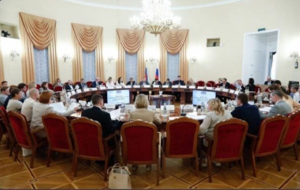 В Государственной думе состоялся круглый стол Комитета по культуре на тему законодательных аспектов вовлечения объектов культурного наследия в хозяйственный оборот.

Дискуссия прошла с привлечением представителей Министерства культуры, Министерства экономического развития, Дом РФ, депутатов Госдумы и бизнес-сообщества. 

"Без бизнеса памятники не спасти" - эта мысль красной нитью прошла через выступления спикеров, которые подчеркивали, что частные инвестиции нуждаются в предсказуемых правилах и финансовых стимулах.