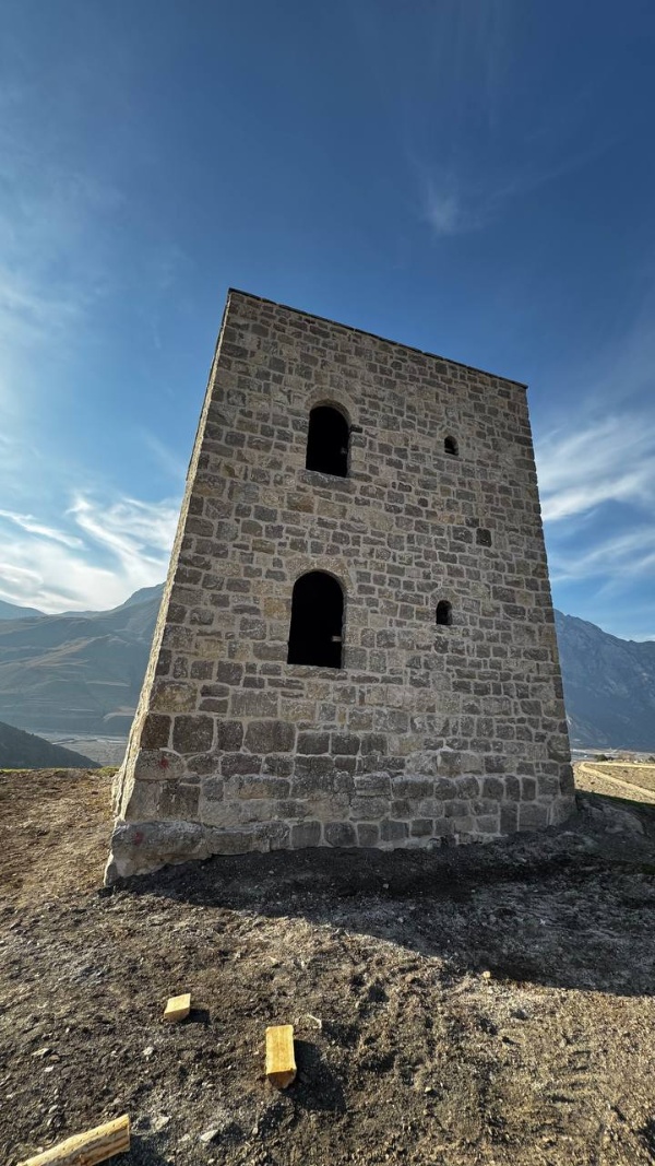 Группа «Сафмар» мецената Микаила Гуцериева работает над  объектами, включая те, что находятся под угрозой исчезновения. В с.п. Джейрах работы  ведутся на башенных комплексах Эбан и Фуртоуг. Проводимая работа — это не просто реставрация камня, это возрождение нашей истории.
