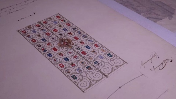 Музеи Московского кремля впервые представили трехтомный каталог уникальной архитектурной графики комплекса Кремлевского дворца и Оружейной палаты. 

Облик комплекса Московского кремля многократно перестраивался в течение столетий, прежде чем стать таким, каким мы привыкли видеть его сегодня. Единственное, что свидетельствует о прошлых изменениях, - сохранившиеся чертежи второй половины XVIII - первой четверти ХХ века из Отдела графики Музеев Московского кремля. Их в беспрецедентном объеме - 775 чертежей, рисунков и эскизов - музей представил публике в издании "Архитектурная графика. Комплекс Кремлевского дворца. Оружейная палата".

Наибольшую сложность в работе представлял объем - только из Фонда графики были привлечены более 700 листов. Историки также работали с коллекцией чертежей Матвея Казакова, хранящейся в Музее архитектуры, чертежами из собрания Исторического музея и документами из Российского государственного архива древних актов и Российского государственного исторического архива. Другая сложность в работе заключалась в руинированном состоянии чертежей. В отдельных случаях только после реставрационных работ - укрепления и очистки от загрязнений, удавалось прочесть подписи и установить авторство. 

"Самые сложные, как ни странно, чертежи 20-х годов ХХ века. Они выполнялись на очень плохой бумаге. Многие чертежи делались на кальке, которая ломается со временем, буквально крошиться в руках. Реставраторам удается собрать эти вещи - это наиболее сложная работа. Даже с чертежами XVIII века работать легче, так как качество бумаги было лучше" - Ася Тихомирова, хранитель Фонда графики Музеев Московского кремля.