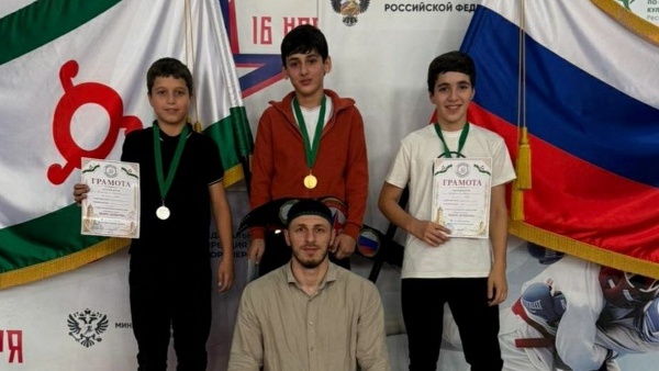 Юные самбисты Назрановского района — лидеры республиканского турнира.

В сельском поселении Плиево (Назрановский район, Ингушетия) прошёл Открытый республиканский турнир по самбо без куртки, посвящённый памяти Хизира Дербичева.

Наибольшего успеха добились воспитанники ДЮСШ сельского поселения Долаково: они завоевали 17 наград — 5 золотых, 6 серебряных и 6 бронзовых медалей. Золотые медали получили Араб Гайтов, Амин Гайтов, Мухаммад Гадиев, Исмаил Кантышев и Мухаммад Гелисханов.

Значительный вклад в результат команды внёс тренер Абдулла Гелисханов. Турнир способствует выявлению перспективных спортсменов, формированию соревновательного опыта и воспитанию волевых качеств у юных атлетов.