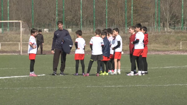 В Назрани прошёл детский турнир по мини-футболу «Мархи цlай».

Соревнования были приурочены к празднику Ид аль-Фитр и объединили команды из разных населённых пунктов. В течение нескольких дней на поле выходили участники разных возрастов.

Турнир ежегодно собирает всё больше детей и вызывает большой интерес у юных спортсменов. Для многих это возможность проявить себя, поиграть в команде и провести время в спортивной атмосфере.

По итогам игр участники были награждены кубками, медалями и грамотами, а также получили памятные подарки.