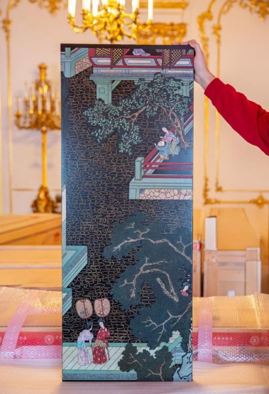 В Царское село на двух фурах привезли 155 лаковых панно, воссозданных в Китае по традиционным технологиям. Изначально их создавали для личных апартаментов Екатерины II в Зубовском флигеле Екатерининского дворца. Панно были утрачены в годы Великой Отечественной войны, на их возрождение ушло два года. Общая площадь росписи - почти 170 кв. метров. К лету этого года должен завершиться их монтаж в интерьерах флигеля.