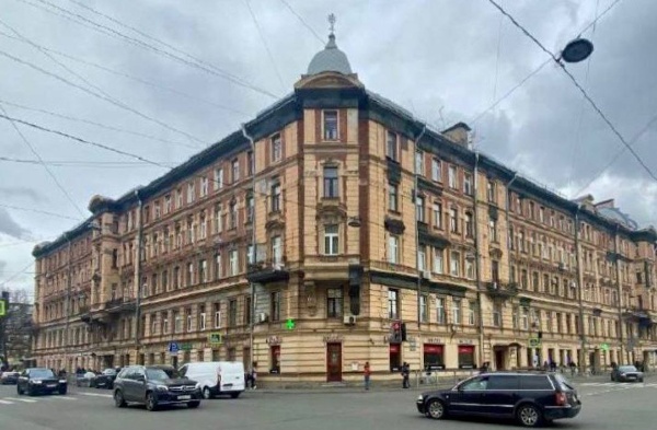 Бывший доходный дом дешевых квартир Императорского человеколюбивого общества признан памятником регионального значения.

Императорское человеколюбивое общество являлось самой крупной благотворительной организацией в России. Оно было основано в начале XIX века, финансировалось императорской семьей и другими высокопоставленными лицами.

Здание построено в 1899-1900 годах по проекту архитектора Михаила Гейслера. Фасады выполнены в стиле эклектики, выделены эркерами с фронтонами лучковой конфигурации и раскреповками. Центральные части лицевых фасадов и угол пересечения подчеркнуты куполами. Также визуально фасады дробятся за счет чередования гладко оштукатуренных поверхностей и фасадных плоскостей, облицованных декоративным красным кирпичом.

В ХХ веке здесь жили художник Борис Кустодиев и писатель Михаил Зощенко.

По материалам КГИОП СПб.