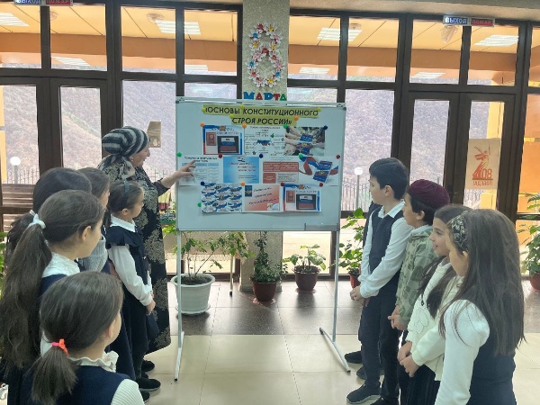 В холле Дома Культуры с. п. Ляжги оформлен информационный стенд «Основы конституционного строя России».