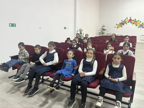 16-20.12.2025г.В Доме культуры с. п. Ляжги состоялись вечера — для наших самых юных зрителей мы устроили просмотры  новогодних фильмов и мультфильмов «Чудеса случаются»!

Маленькие гости с восторгом погрузились в атмосферу зимнего волшебства: на большом экране оживали любимые герои, звучали весёлые песни, а в зале царило настоящее праздничное настроение.