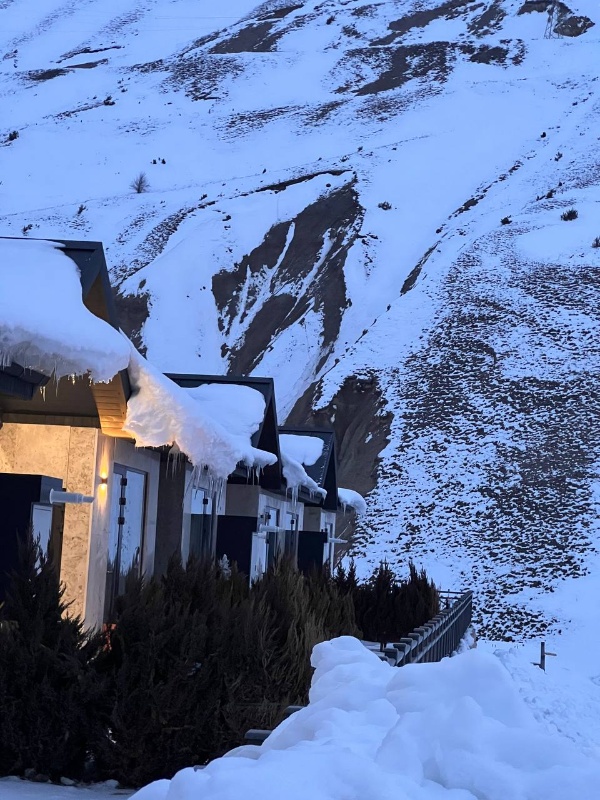 В комплексе «Байрай, Мамисон» появились новые шале с двумя спальнями и сауной, панорамным рестораном с барельефами нартов.