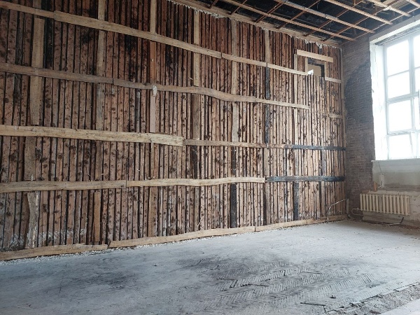 Продолжаются демонтажные работы элементов и конструкций советского периода на историческом здании Факультета журналистики Московского государственного университета на Моховой улице в Москве. А "АСМ Групп" оперативно продолжает проектные работы.