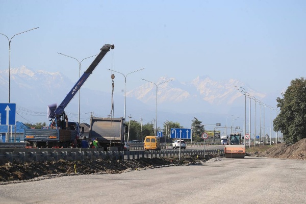 В Назрани строят новую кольцевую развязку.

В Ингушетии продолжается реконструкция участка федеральной трассы Р-217 «Кавказ». Проект включает масштабное обновление дорожной инфраструктуры и создание современного транспортного узла.

Особое внимание уделяется безопасному левому повороту с улицы 1-я Линия на улицу Муталиева — один из наиболее аварийно-опасных участков. 

В рамках проекта возводится кольцевая развязка, расширяется радиус поворота для общественного и грузового транспорта, а ширина проезжей части увеличивается до 63,5 метров.

Новый участок сделает движение безопаснее и комфортнее, улучшит доступ к социально значимым объектам и облегчит подъезд к автовокзалу.