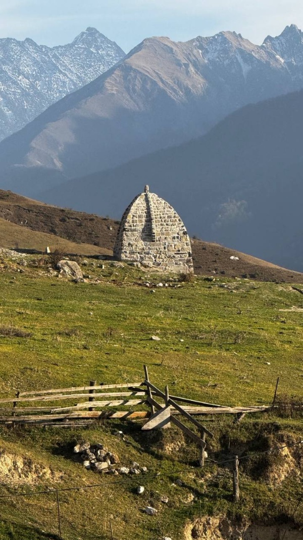 Группа «Сафмар» мецената Микаила Гуцериева работает над  объектами, включая те, что находятся под угрозой исчезновения. В с.п. Джейрах работы  ведутся на башенных комплексах Эбан и Фуртоуг. Проводимая работа — это не просто реставрация камня, это возрождение нашей истории.
