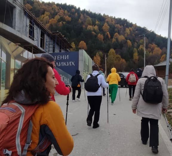 В рамках туристической программы была проведена экскурсия для группы туристов в одно из самых живописных мест Чеченской Республики — озеро Казеной-Ам и историко-архитектурный комплекс в селении Хой.

Участники познакомились с природными достопримечательностями высокогорного озера, узнали о его истории и особенностях. Далее маршрут прошёл в сторону селения Хой, где туристы посетили древние башенные постройки, осмотрели смотровые площадки и познакомились с культурным наследием горных районов.

Экскурсия прошла в тёплой и познавательной атмосфере.