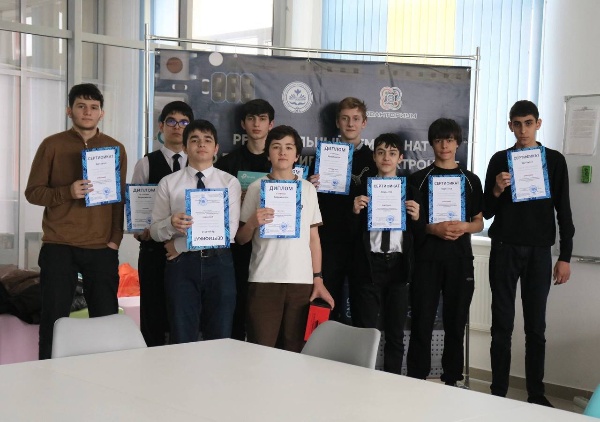 В Назрановском районе прошёл чемпионат по программируемой электронике «Электрон-2026».

На базе детского технопарка «Кванториум» состоялся республиканский чемпионат, объединивший школьников 6–11 классов.

Участники выполняли практические задания по радиоэлектронике и программируемым системам на базе Arduino: собирали электронные схемы, разрабатывали «умные» устройства — от датчиков освещения до систем климат-контроля и кодовых замков.

Отдельной номинацией стала «Пайка», где оценивались точность, качество и аккуратность выполнения работ. 

Проведение таких мероприятий позволяет школьникам развивать инженерные навыки и интерес к современным технологиям.