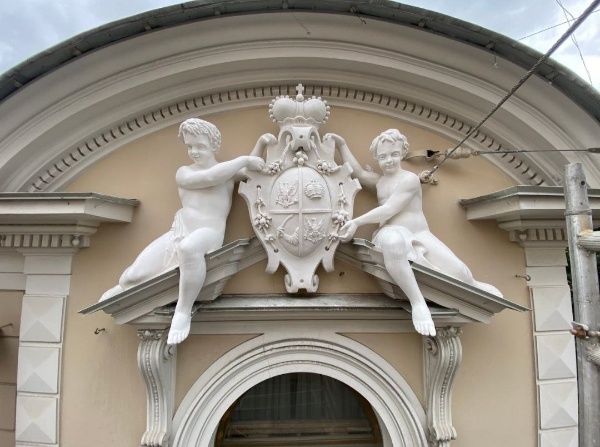 На фасад особняка Урусова вернули четыре фигуры путти. 

Здание библиотеки Лермонтова на Литейном проспекте, 17-19 построено в стиле эклектики с элементами ренессанса и барокко. В ходе исследований нашли утраты и искажения архитектурных элементов фасадов в ходе ремонтов советского периода. 

Основной декоративный элемент фасада - две композиции с путти, поддерживающими картуши. На щитах в центре картушей находится герб последних владельцев особняка графов Мусиных-Пушкиных. 

Интересно, что после революции 1917 года вместо герба в картушах появились серп и молот, а вместо княжеской короны - пятиконечная звезда.

Герб и корону восстановили на основе исторических геральдических изображений герба Мусиных-Пушкиных и княжеской короны на гербах Любомирских и Урусовых.

Четыре гипсовые скульптуры путти демонтировали и создали копии. 