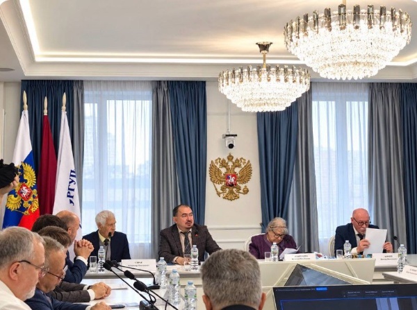 Профессор ИЮиИ ПГУ, доктор юридических наук Андрей Петрович Мазуренко принял участие во Всероссийской научно-практической конференции с международным участием «Судебное правоприменение: проблемы теории и практики», прошедшей в Российском государственном университете правосудия при Верховном Суде РФ в Москве.

Учёный представил доклад «Судебное правотворчество как способ преодоления пробельности законодательства в процессе отправления правосудия: вопросы теории» в рамках секции, посвящённой теории и истории права и государства.

Конференция объединила более 200 участников, в том числе представителей высших судебных органов России, Беларуси и Евразийского экономического союза, а также ведущих учёных-правоведов.

Участие в мероприятии способствовало обмену научным опытом и обсуждению актуальных вопросов развития юриспруденции и совершенствования судебной практики.
