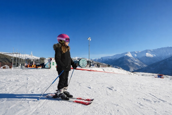 На чеченском «Ведучи» появилась новая детская трасса.

На спуске южного склона курорта длиной 200 метров установили дополнительный траволатор, чтобы обучение катанию было более эффективным.

«Изначально детский спуск был 80 метров, сейчас его длина составляет 200 м. Верхняя его часть более пологая, нижняя – с большим уклоном и сужением. В этом сезоне мы ставим перед собой задачу увеличить число гостей, которые впервые встают на горные лыжи, ведь это будущие гости полноценной инфраструктуры курорта, а это 14 км трасс и четыре подъемника на северном склоне», – рассказывает заместитель гендиректора Кавказ.РФ Рустам Тапаев.

Курорт «Ведучи» изначально ориентирован на активный семейный отдых. Здесь работает всесезонная синяя трасса длиной один километр с системой искусственного оснежения и освещением. Обустроены учебный склон, детская трасса и тюбинговый парк. Только за новогодние каникулы на «Ведучи» впервые встали на лыжи более 400 ребятишек. Всего с начала года строящийся курорт в Чечне посетили 2785 человек.

На курорте строится уникальная канатная дорога, которая протянется над Аргунским ущельем на 4,4 км и соединит южный и северный склоны. На противоположной стороне уже готовы и ждут своего часа 14 км горнолыжных трасс разного уровня сложности. Готовится к открытию большой сетевой отель от Cosmos Hotel Group, рядом с нижней станцией канатки строится ресторан.