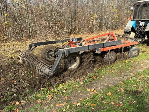 В питомнике Сунженского лесничества завершена подготовка 2 га почвы для будущих лесов.

Спецтехника провела вспашку и нарезку борозд - теперь семенам будет легче укорениться и пойти в рост.

Участок обладает плодородной почвой и идеальными условиями для роста растений.

Все работы выполнены силами сотрудников Сунженского и Назрановского лесопожарных центров. 

Теперь начинается этап выращивания посадочного материала для новых лесов республики.
