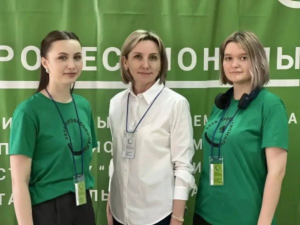 Студенты ИИЯМТ ПГУ приняли участие в региональном этапе Чемпионата по профессиональному мастерству «Профессионалы» в Ставропольском крае.

Шесть конкурсантов выступили в трёх компетенциях: «Организация экскурсионных услуг», «Туризм» и «Администрирование отеля». Соревнования проходили на площадках Школы Кавказского гостеприимства СКФУ (Пятигорский филиал) и Пятигорского техникума торговли, технологий и сервиса.

Участники разрабатывали экскурсионные программы и туристские маршруты, формировали пакетные предложения, демонстрировали навыки работы на стойке приёма и размещения гостей, а также решали профессиональные ситуационные задачи. 

На протяжении всех дней чемпионата команды ПГУ продемонстрировали профессионализм, ответственность и высокий уровень практической подготовки.