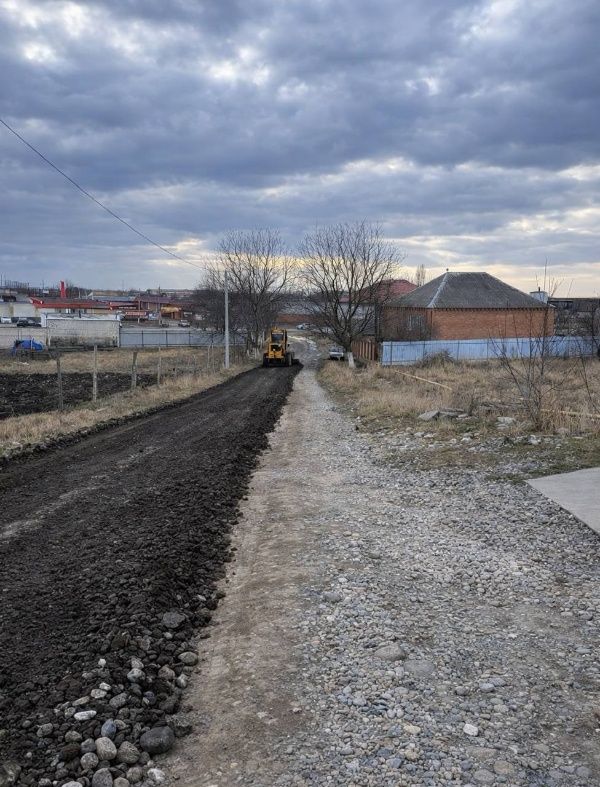 В Экажево начался капитальный ремонт улиц Березовая и Угурчиева.

В сельском поселении приступили к обновлению дорожного покрытия сразу на двух улицах. Работы начались после обращений жителей — участников специальной военной операции, проживающих на этих улицах.

На улице Березовая ремонт охватывает участок протяженностью более 300 метров.
На улице Угурчиева работы ведутся на участке длиной свыше 400 метров.

Работы направлены на улучшение дорожной инфраструктуры и создание более комфортных условий для жителей.