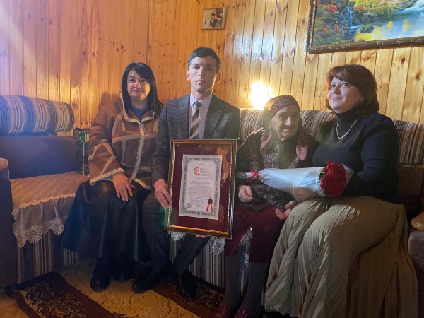 В Сурх- Дигоре сегодня вручили долгожителям села сертификаты  Книги рекордов России и единовременные выплаты от главы республики. 

5 июля Сурх-Дигора попала в Книгу рекордов России за "Наибольшее количество одновременно живущих долгожителей в одном селе в России", став единственным селом в России, которое трижды внесено в реестр достижений.

Инициатором  занесения долгожителей Сурх-Дигоры в Книгу рекордов России и единовременных выплат от главы республики стал заместитель главы Сурх-Дигорского сельского поселения Олег Марзоев.