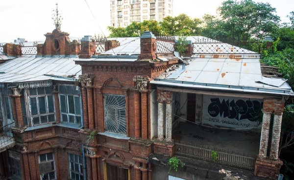 В Краснодаре начинаются работы по реставрации Дома купца Лихацкого, разбогатевшего в свое время на торговле строительными материалами. Это уникальное здание конца XIX - начала ХХ веков, объединяющее элементы кирпичной архитектуры и деревянного зодчества, сохранившее голландские печи и декоративное убранство интерьеров.
