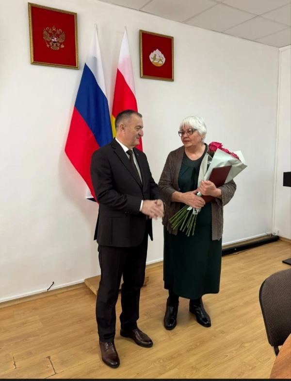 В последние дни декабря принято подводить итоги уходящего года и традиционно отмечать лучших специалистов в той или иной сфере профессиональной деятельности.

Глава Ирафского муниципального района Роберт Хамикоев и председатель Собрания представителей Ирафского муниципального района Казбек Гуцунаев вручили в зале заседаний администрации района награды лучшим специалистам различных сфер профессиональной деятельности. Церемония стала признанием заслуг тех, чей добросовестный труд вносит неоценимый вклад в развитие района. 

Поздравляя лучших из лучших, руководство отметило, что такие специалисты являются примером для всего коллектива, задают высокую планку профессиональных стандартов.

