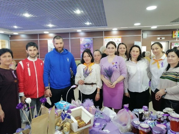 Во Владикавказе прошла третья ежегодная благотворительная Лавандовая ярмарка «Я есть и я буду!», проведение которой способствует достижению целей и задач нацпроекта «Молодежь и дети».

Это мероприятие, организованное при поддержке Министерства образования и науки РСО-Алания и фонда «Быть добру» объединяет всех, кто готов дарить надежду и помощь онкологическим больным жителям нашей республики.

Ирафский район активно включился в эту важную работу. Советники директоров по воспитанию вместе со школьниками создали для ярмарки целую галерею рукотворного тепла: душистые саше, уютные вязаные вещи, домашнюю выпечку и свечи.

Каждое проданное изделие - это реальный вклад в дорогостоящее лечение онкобольных жителей республики. Таким образом, воспитание, волонтёрство и помощь ближнему, которые заложены в идеологии нацпроекта, воплотились в конкретные добрые дела.