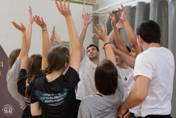 Команда студенческого спортивного клуба ПГУ «Пятигорские орлы» приняла участие во Всероссийском  проекте «УниверЛига ГТО» по СКФО. 

Это масштабное событие объединило лучших студентов-спортсменов округа, которые продемонстрировали впечатляющие результаты. Каждый участник показал не только отличную физическую подготовку, но и командный дух и свои интеллектуальные способности в области спорта. 

Ребята заняли достойное 2 место в многоборье ГТО, уступив всего лишь 8 секунд победителям. И как оказалось, Орлы не только высоко летают, но и хорошо плавают. В этом этапе также забрали серебро. 