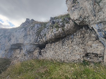 Наскальное строение №4